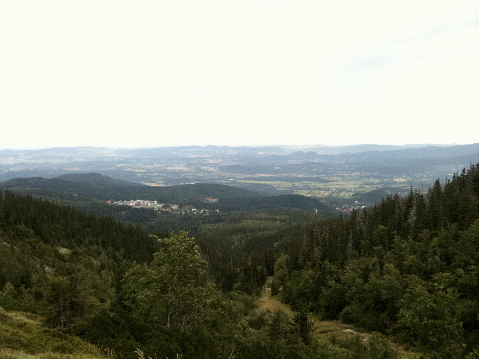 Blick in Richtung Karpacz im Riesengebirge beim Aufstieg auf der Nordseite.<br>Aufgenommen mit dem iPhone 3GS im Jahr 2011.