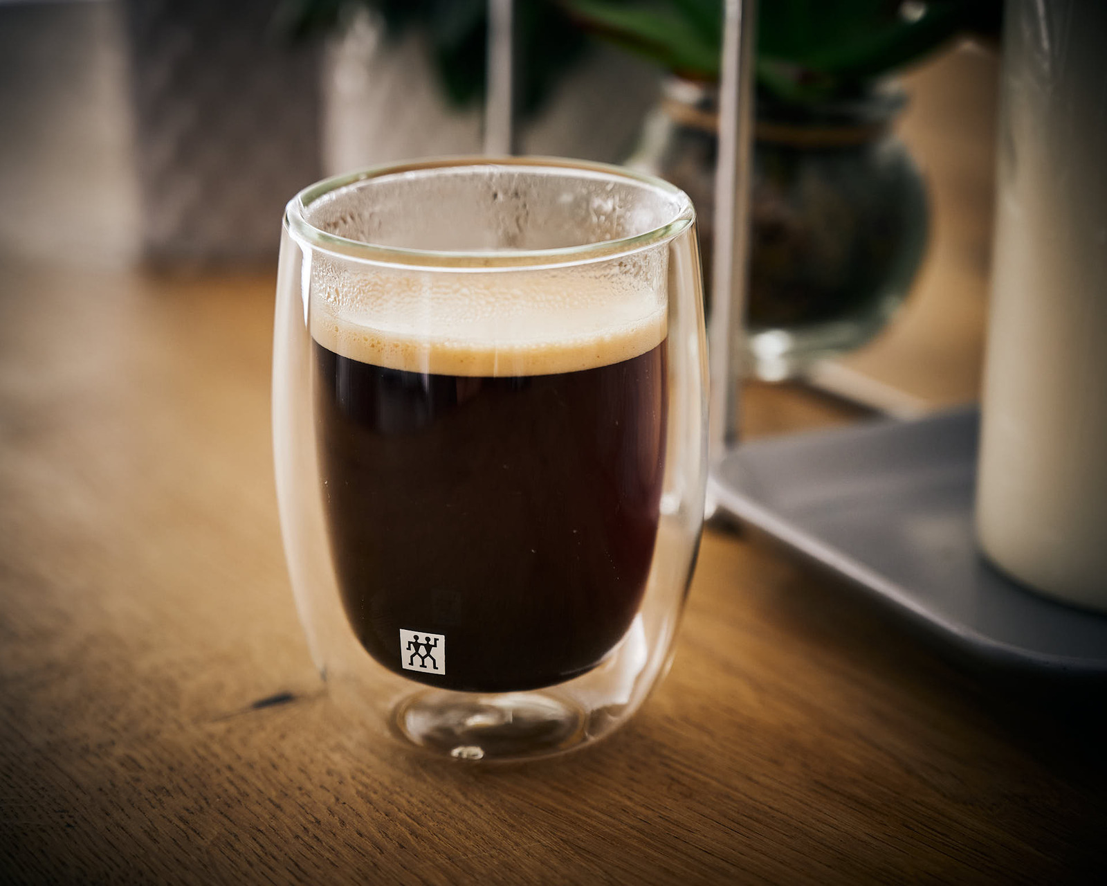 Lecker Kaffee im doppelwandigen Glasbecher.